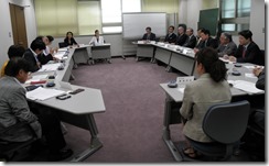 横浜市医師会（右側）と懇談する日本共産党横浜市議団（左側）