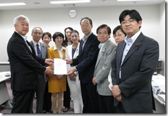 横浜建設業協会の土志田会長（左）から要望書をいただく日本共産党横浜市議団