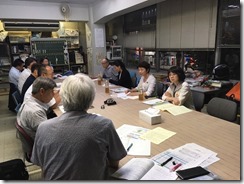 懇談する横浜学童保育連絡協議会（左側）と日本共産党市会議員団（右側）