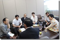 申し入れ後に柏崎副市長と懇談する日本共産党横浜市議団