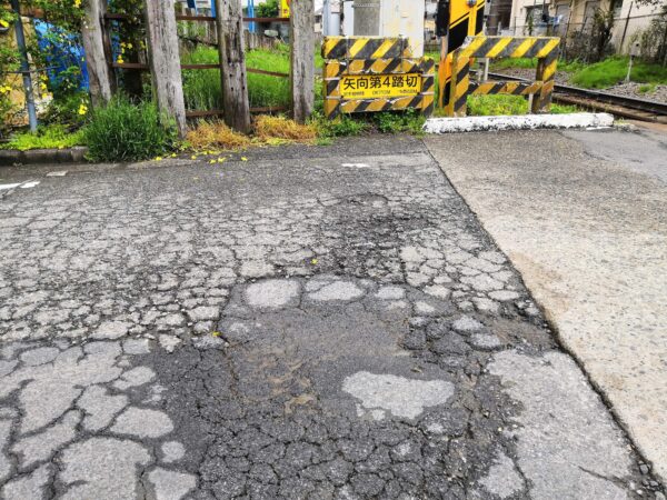 「舗装の凸凹で母親が転んでしまった。なんとかして！！」との相談が・・・　　⇒　速やかに改善を実現！！