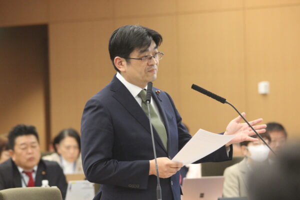 「人の尊厳を守れないトップでいいのか」市長のパワハラ疑惑を追及