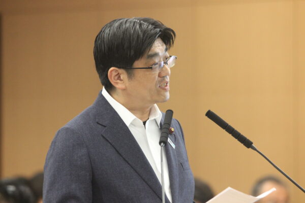 「高すぎる国保料、教員の休憩未取得などを追及」古谷議員が基本計画特別委員会で市政の矛盾ただす