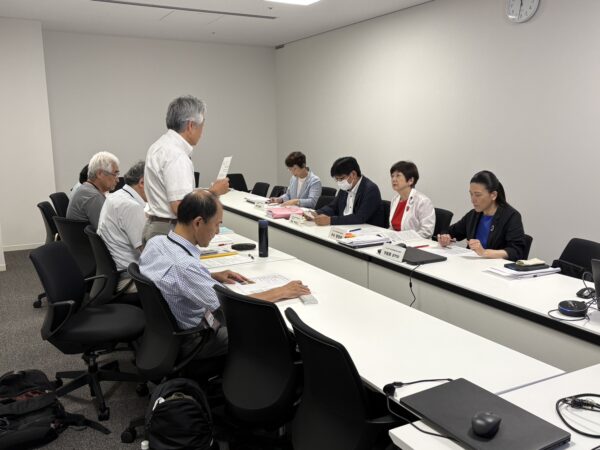 夜間中学級の教育条件、ＰＲ活動の抜本的改善を　夜間中学を考える会と懇談